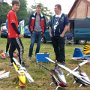 Jakob og kammerat havde en hel række helikoptere med. De fik lov at flyve opvisning.